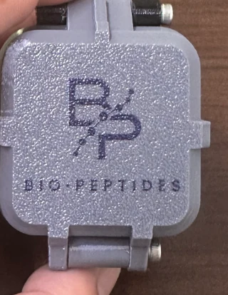 Estuche pequeño gris Bio·Peptides con la marca impresa en azul marino