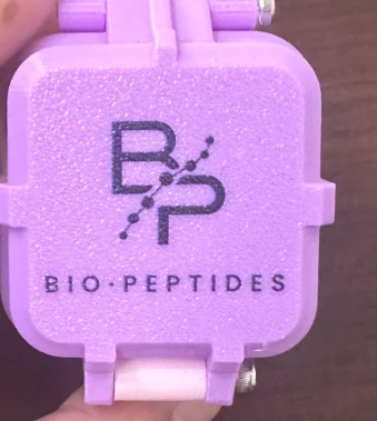 Estuche pequeño morado Bio·Peptides con la marca impresa en tono oscuro