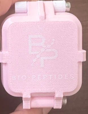 Estuche pequeño rosado Bio·Peptides con la marca impresa en blanco
